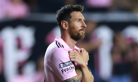 El guardaespaldas de Lionel Messi interviene en selfie con oficial de policía en Dallas El guardaespaldas de Lionel Messi interviene en selfie con oficial de policía en Dallas