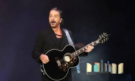 Una fan de Ricardo Arjona hizo topless en medio de su show y dejó sorprendido al cantante Una fan de Ricardo Arjona hizo topless en medio de su show y dejó sorprendido al cantante