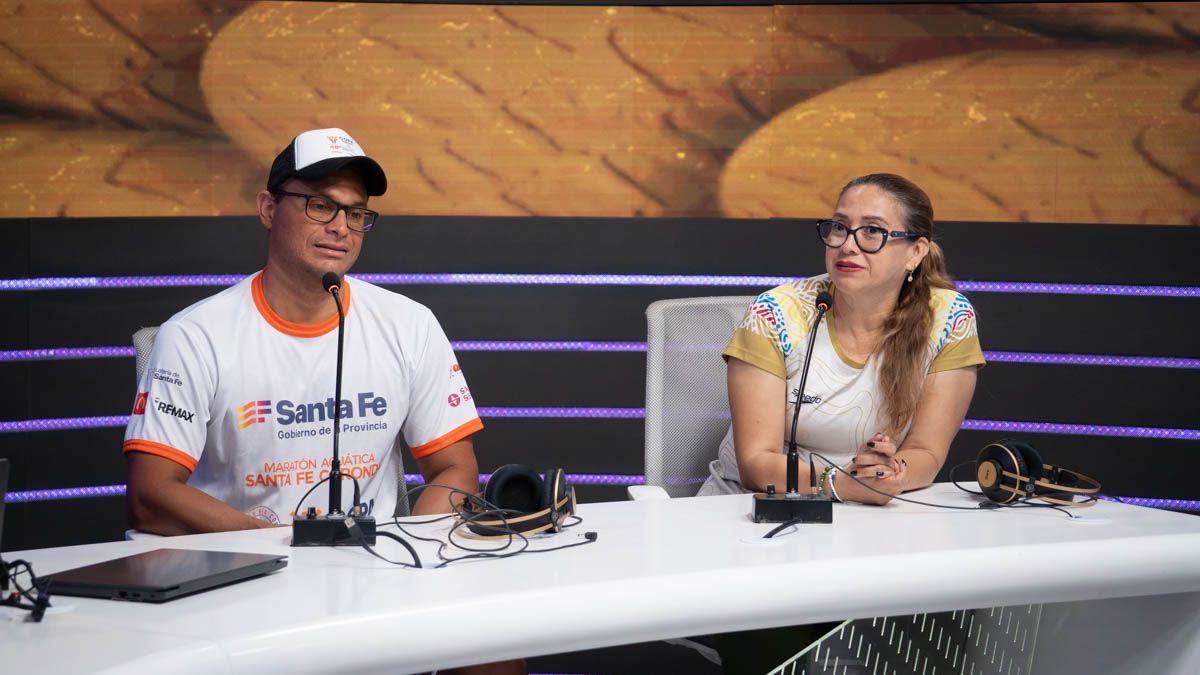 El nadador David Carrillo Rozo visitó los estudios de AIRE junto a su pareja Yeimy Pinto.