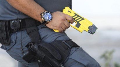 Licitan pistolas taser y bodycams para la Policía de Santa Fe: cómo se usarán