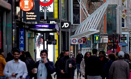 Además, España, Portugal, Canadá, India, Hong Kong, Rusia, Marruecos y Polonia se sumaron este lunes a una larga lista de países, la mayoría de ellos europeos aunque también Argentina, Perú, Colombia y Chile, en América, o Israel, en Medio Oriente, que prohibieron los vuelos desde el Reino Unido o en ambas direcciones por la nueva cepa. Además, España, Portugal, Canadá, India, Hong Kong, Rusia, Marruecos y Polonia se sumaron este lunes a una larga lista de países, la mayoría de ellos europeos aunque también Argentina, Perú, Colombia y Chile, en América, o Israel, en Medio Oriente, que prohibieron los vuelos desde el Reino Unido o en ambas direcciones por la nueva cepa.