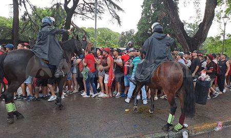 disturbios y enfrentamientos entre hinchas de colon y la policia tras el desempate ante gimnasia disturbios y enfrentamientos entre hinchas de colon y la policia tras el desempate ante gimnasia