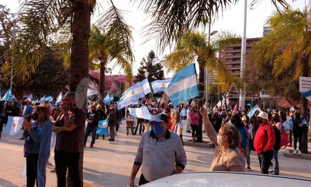 Cientos de santafesinos se concentraron en la plaza 25 de Mayo y alrededores. Cientos de santafesinos se concentraron en la plaza 25 de Mayo y alrededores.