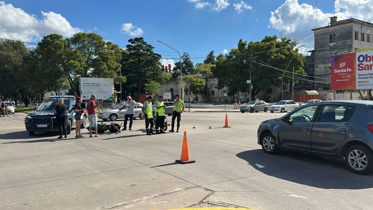 Un accidente de tránsito en López y Planes y Boulevard Pellegrini generó demoras y un importante operativo este viernes a la tarde en la ciudad de Santa Fe. Un accidente de tránsito en López y Planes y Boulevard Pellegrini generó demoras y un importante operativo este viernes a la tarde en la ciudad de Santa Fe. 