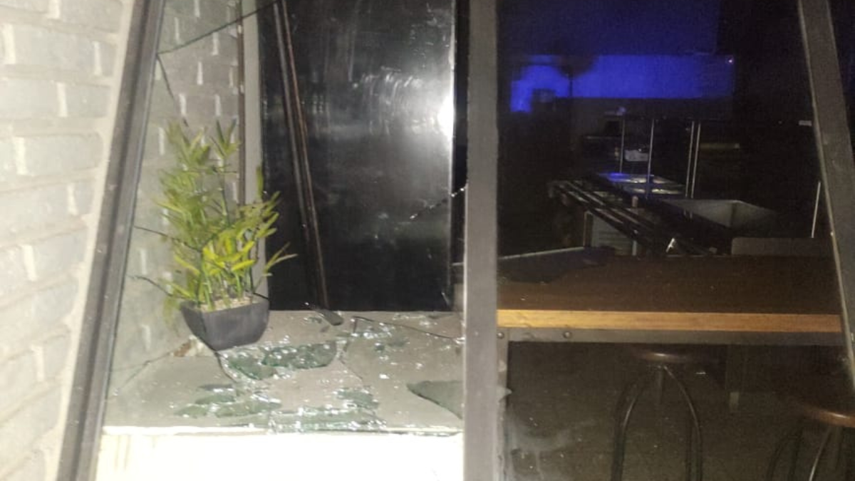 Rompió la vidriera de un local, robó, escapó pero lo atraparon