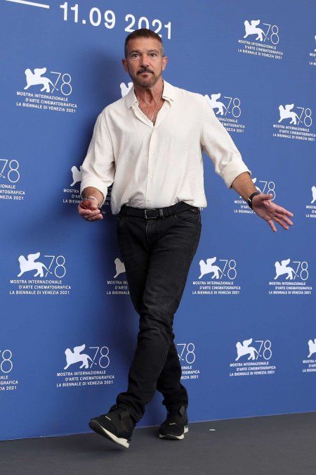 Banderas, con look informal.