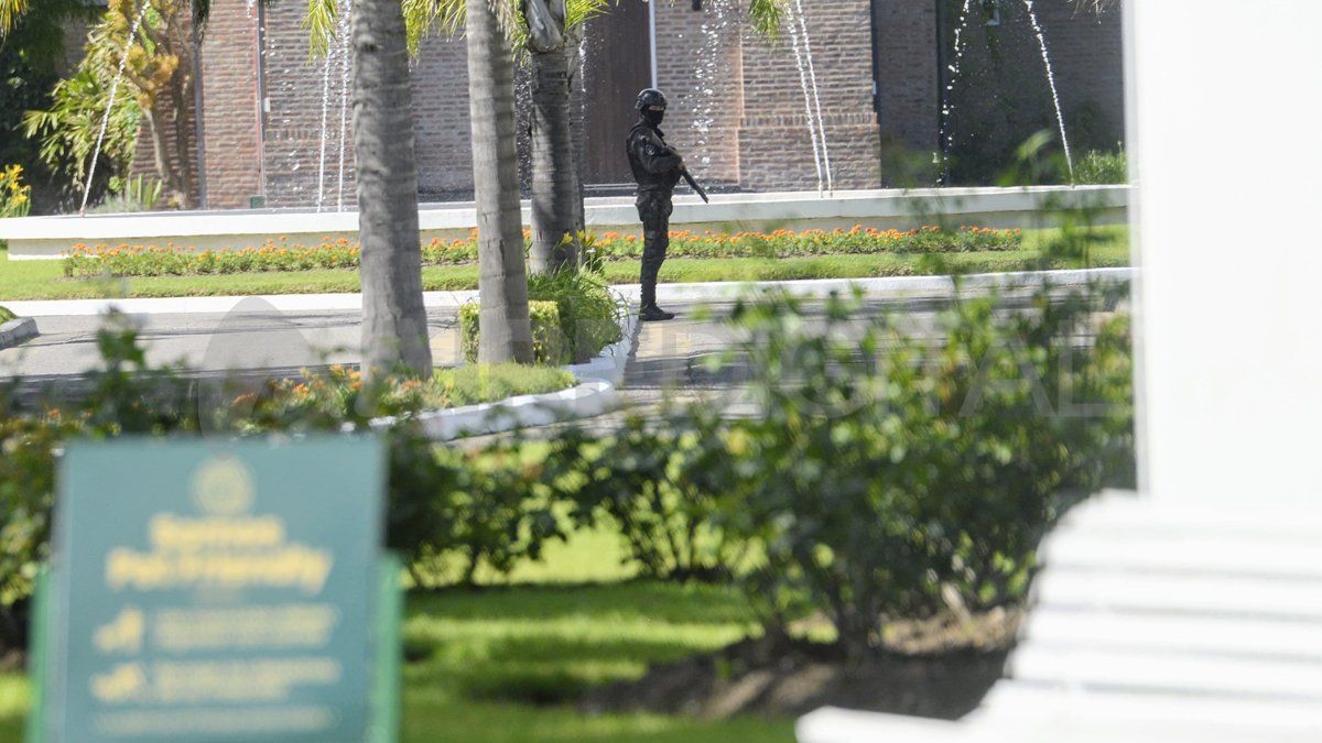 Presencia policial en el cementerio privado El Prado de Pérez, adonde fue trasladado el cuerpo de Pillín Bracamonte. Presencia policial en el cementerio privado El Prado de Pérez, adonde fue trasladado el cuerpo de Pillín Bracamonte.