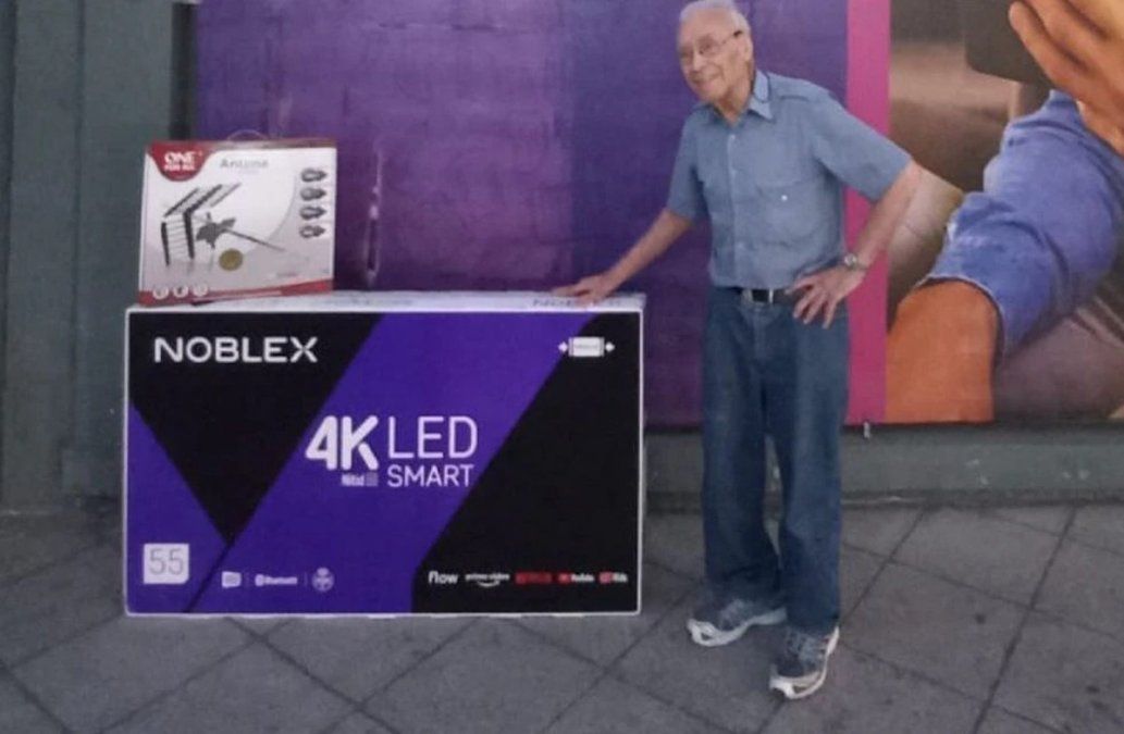 Viral: el abuelo que se hizo viral por ver el partido de Argentina desde una vidriera recibió un televisor de regalo