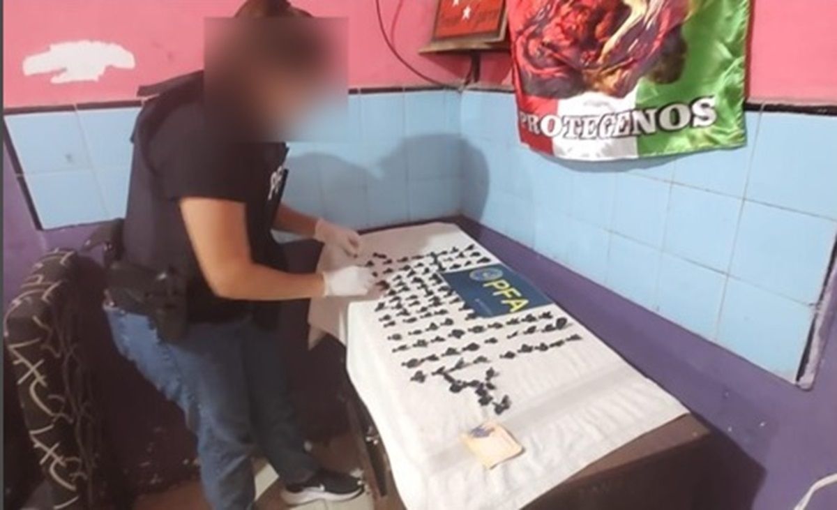 El material estupefaciente fue secuestrado y puesto a disposición de la Justicia. El material estupefaciente fue secuestrado y puesto a disposición de la Justicia.