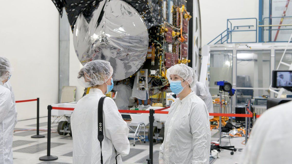Se invitó a los medios a una sala limpia en el JPL para entrevistar a los líderes de la misión y ver la nave espacial en órbita de asteroides antes de que se envíe a Florida para su lanzamiento en agosto.