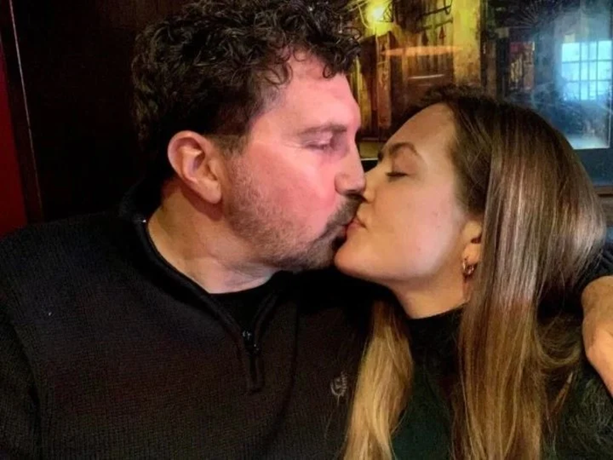 Sarah Henderson y su esposo Darin. Ella es de Michigan y él de Missouri. Se conocieron en 2020 y se casaron tres meses después.
