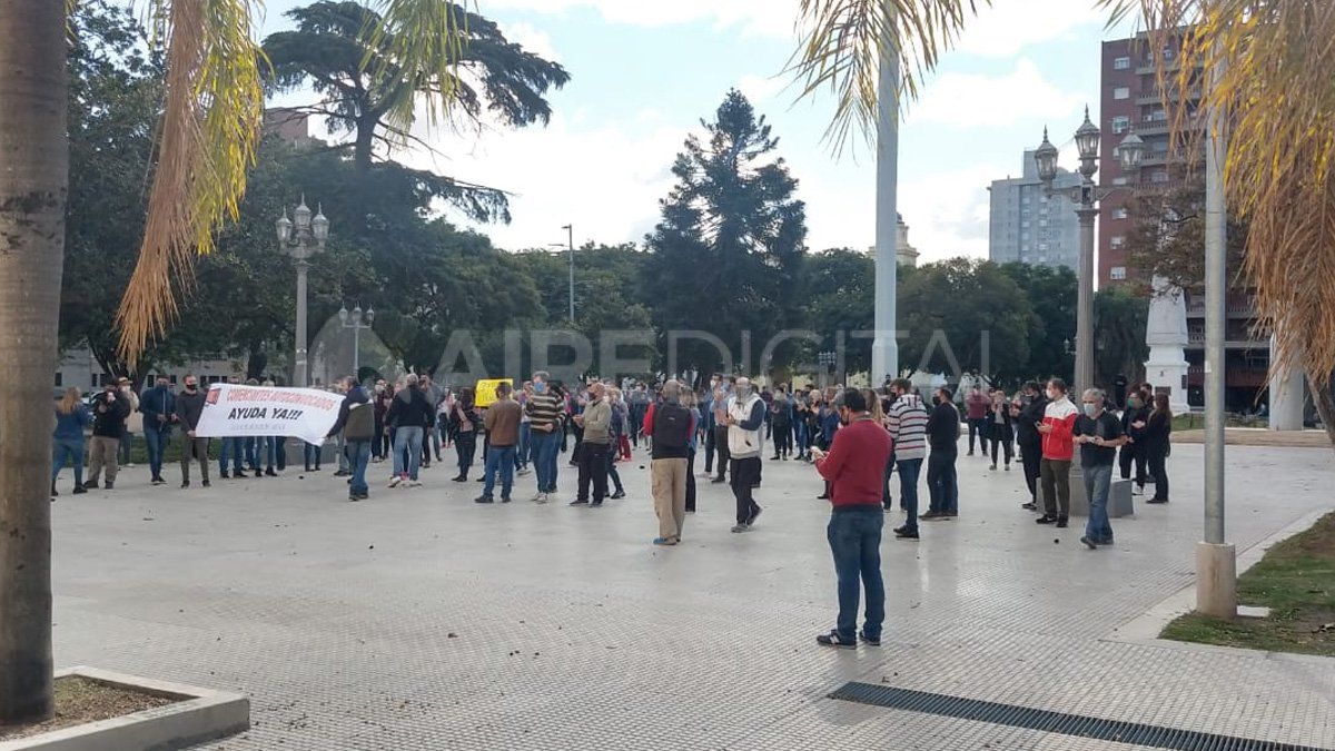 Peque&ntilde;os y medianos comerciantes autoconvocados de la ciudad de Santa Fe se moviliza este mi&eacute;rcoles frente a Casa de Gobierno.