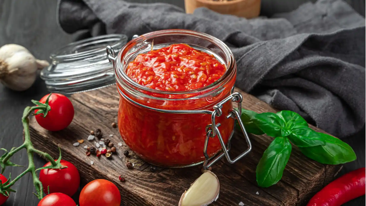 Hacer salsa de tomate casera es muy fácil y lleva ingredientes que seguramente tenés. Hacer salsa de tomate casera es muy fácil y lleva ingredientes que seguramente tenés.