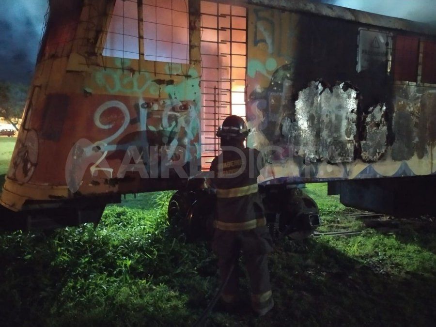 Los Bomberos Zapadores debieron apagar el incendio originado en la locomotora del Parque Federal.