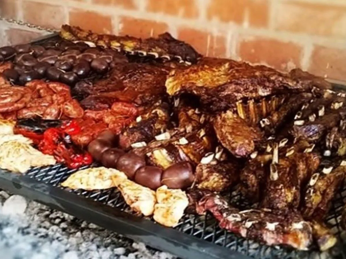 El asado de tira, el vacío, la entraña, la colita de cuadril y el lomo; son los cortes que no pueden faltar en los asados de domingo y, coincidentemente, son los más caros. El asado de tira, el vacío, la entraña, la colita de cuadril y el lomo; son los cortes que no pueden faltar en los asados de domingo y, coincidentemente, son los más caros.