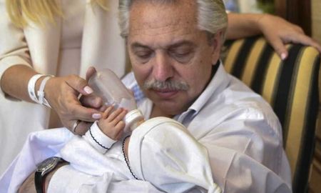 Aseguran que Alberto Fernández no usó fondos públicos para comprar mamaderas a su hijo. Aseguran que Alberto Fernández no usó fondos públicos para comprar mamaderas a su hijo.