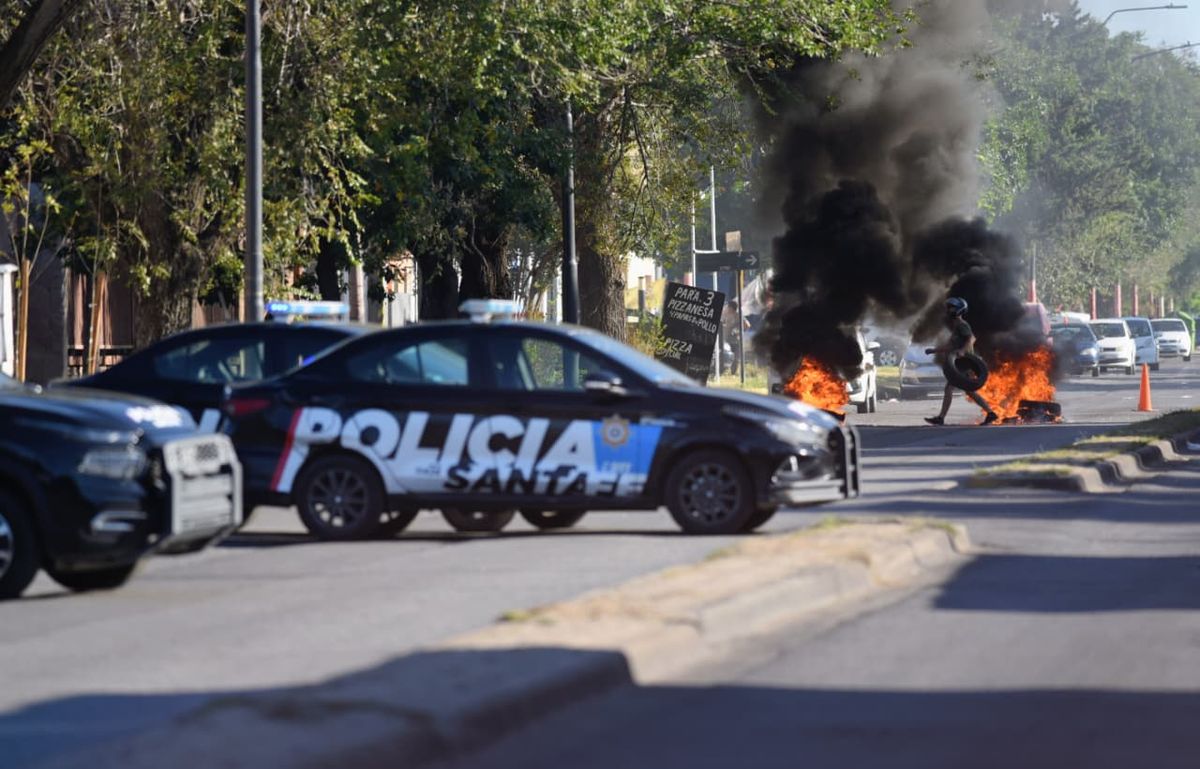 Los policías volvieron a cortar la calle frente a la Jefatura de la Unidad Regional II luego de que no se haya concretado la reunión con las autoridades provinciales.
