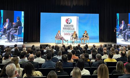 El acto de presentación del libro de Roberto Mirabella se llevó a cabo en el auditorio principal del Museo de la Constitución. El acto de presentación del libro de Roberto Mirabella se llevó a cabo en el auditorio principal del Museo de la Constitución.