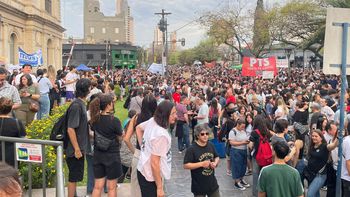 Masiva marcha universitaria en Santa Fe contra los vetos de Javier Milei