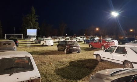 Los autos más bajos van en el centro de la cancha y los más grandes, a los costados, para evitar que se obstaculice la visión de la pantalla. Los autos más bajos van en el centro de la cancha y los más grandes, a los costados, para evitar que se obstaculice la visión de la pantalla.