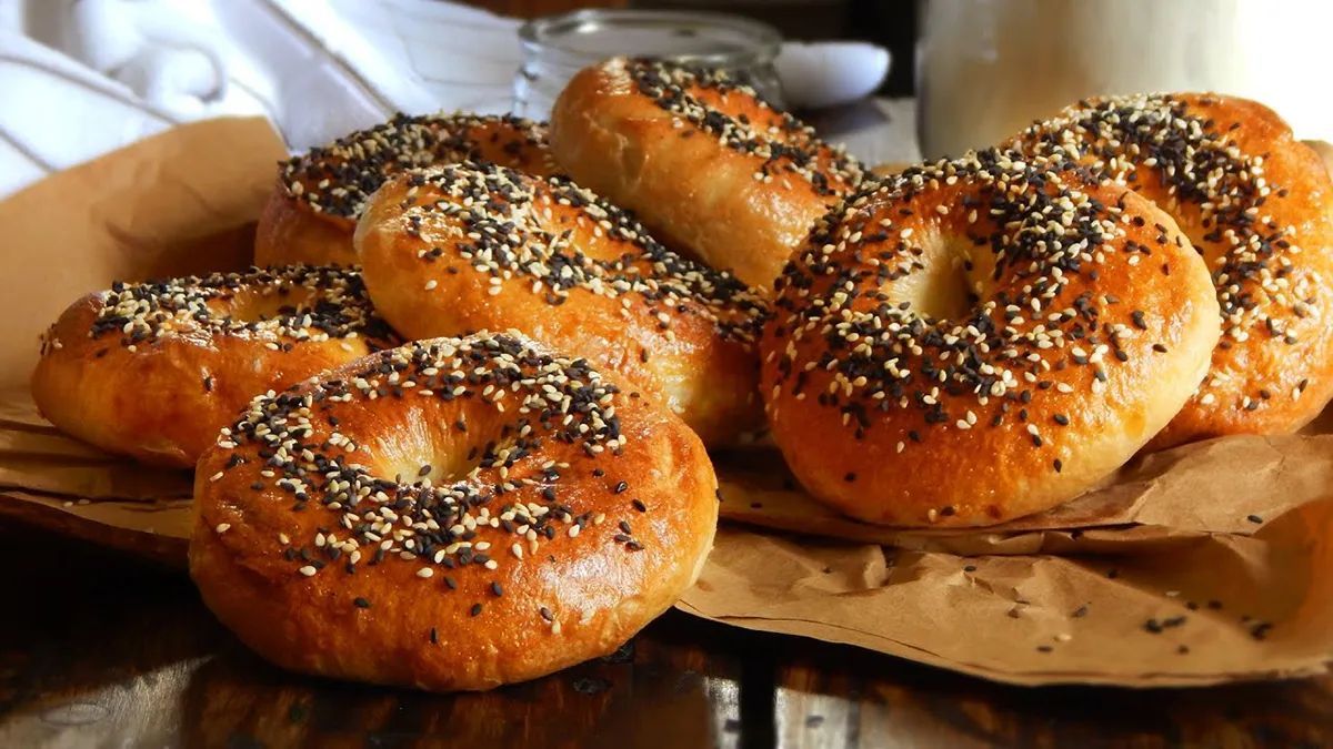 Estos bagels están hechos a base de yogur y sin necesidad de usar levadura.