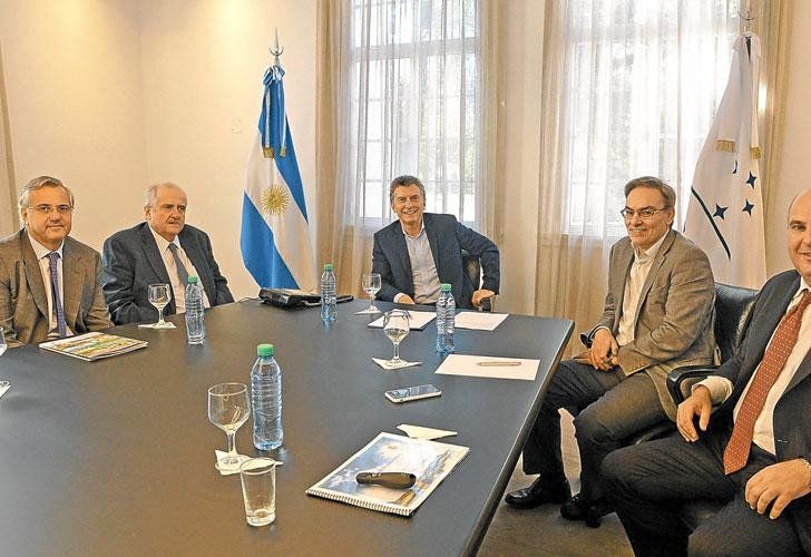 El dueño de Arcor enfrenta a Macri por la apertura de las importaciones