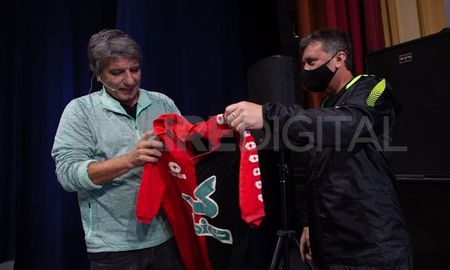 En la previa al clásico santafesino entre Colón y Unión, Adrián Chupete Marini, ídolo del Sabalero, visitó Aire de Santa Fe. En la previa al clásico santafesino entre Colón y Unión, Adrián Chupete Marini, ídolo del Sabalero, visitó Aire de Santa Fe.