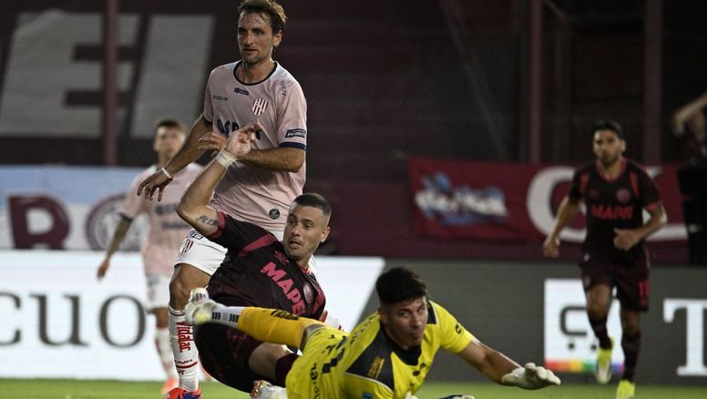 Unión pagó cara la expulsión y cayó por 2 a 1 ante Lanús que fue efectivo y mostró su jerarquía