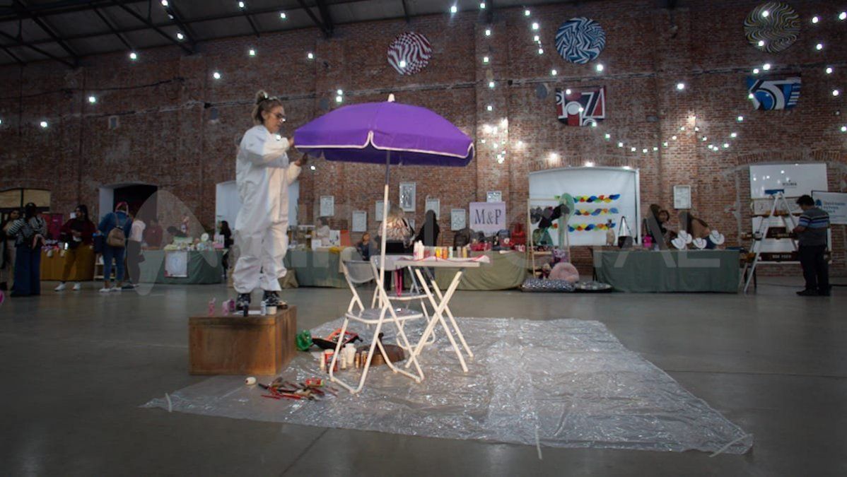 La artista plástica Estela Brieva intervino una sombrilla que acompañará los futuros eventos de la Cámara.