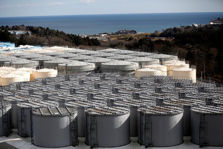 Los tanques de almacenamiento de agua radiactiva se ven en la planta de energía nuclear Fukushima Daiichi paralizada por el tsunami de Tokyo Electric Power Co (TEPCO) en la ciudad de Okuma, prefectura de Fukushima, Japón. REUTERS/Issei Kato/File Photo