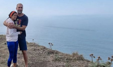 El hombre explicó que se salvó luego de atajarse a una roca, pero perdió de vista a su mujer por las olas. El hombre explicó que se salvó luego de atajarse a una roca, pero perdió de vista a su mujer por las olas.