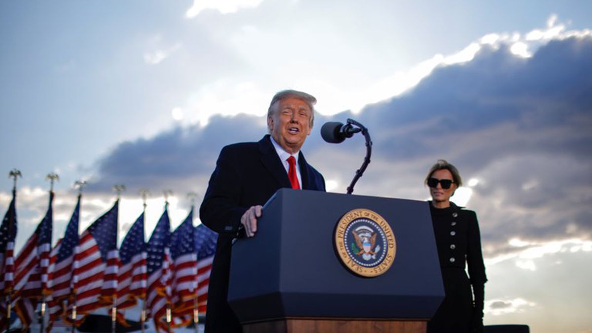 Trump, acompañado de su esposa Melania, durante su último discurso como presidente de Estados Unidos, al dejar la Casa Blanca.