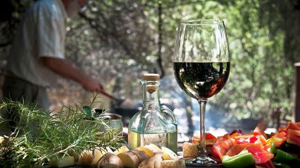 Muchos productores de Traslasierra optan por cultivos libres de agroquímicos, aprovechando el aire puro y la sanidad del clima cordobés para elaborar vinos con certificación orgánica.