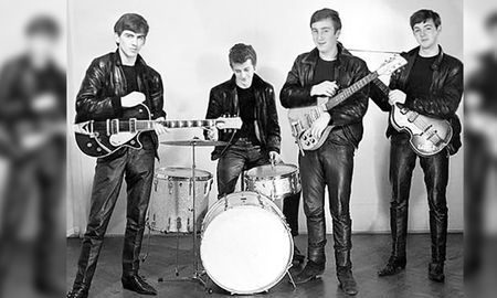 Camisetas negras, pantalones y chaquetas de cuero, el atuendo de Los Beatles antes de fichar para EMI Camisetas negras, pantalones y chaquetas de cuero, el atuendo de Los Beatles antes de fichar para EMI