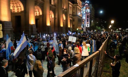 La concentración comenzó pasadas las 19:00 frente a la sede judicial ubicada en Talcahuano al 500, en el centro porteño, con la consigna Una luz por la República. La concentración comenzó pasadas las 19:00 frente a la sede judicial ubicada en Talcahuano al 500, en el centro porteño, con la consigna Una luz por la República.