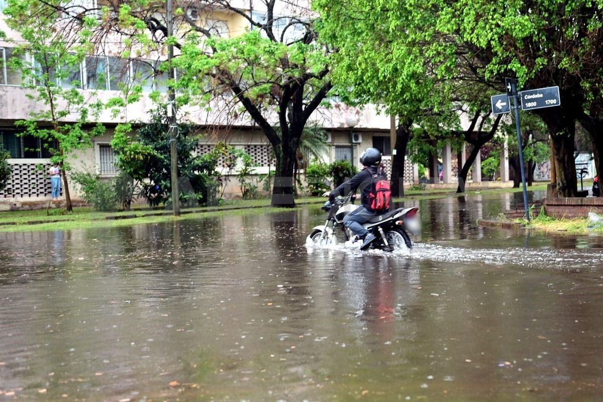 El agua provocó el anegamiento en varias calles de la ciudad de Santa Fe. El agua provocó el anegamiento en varias calles de la ciudad de Santa Fe.