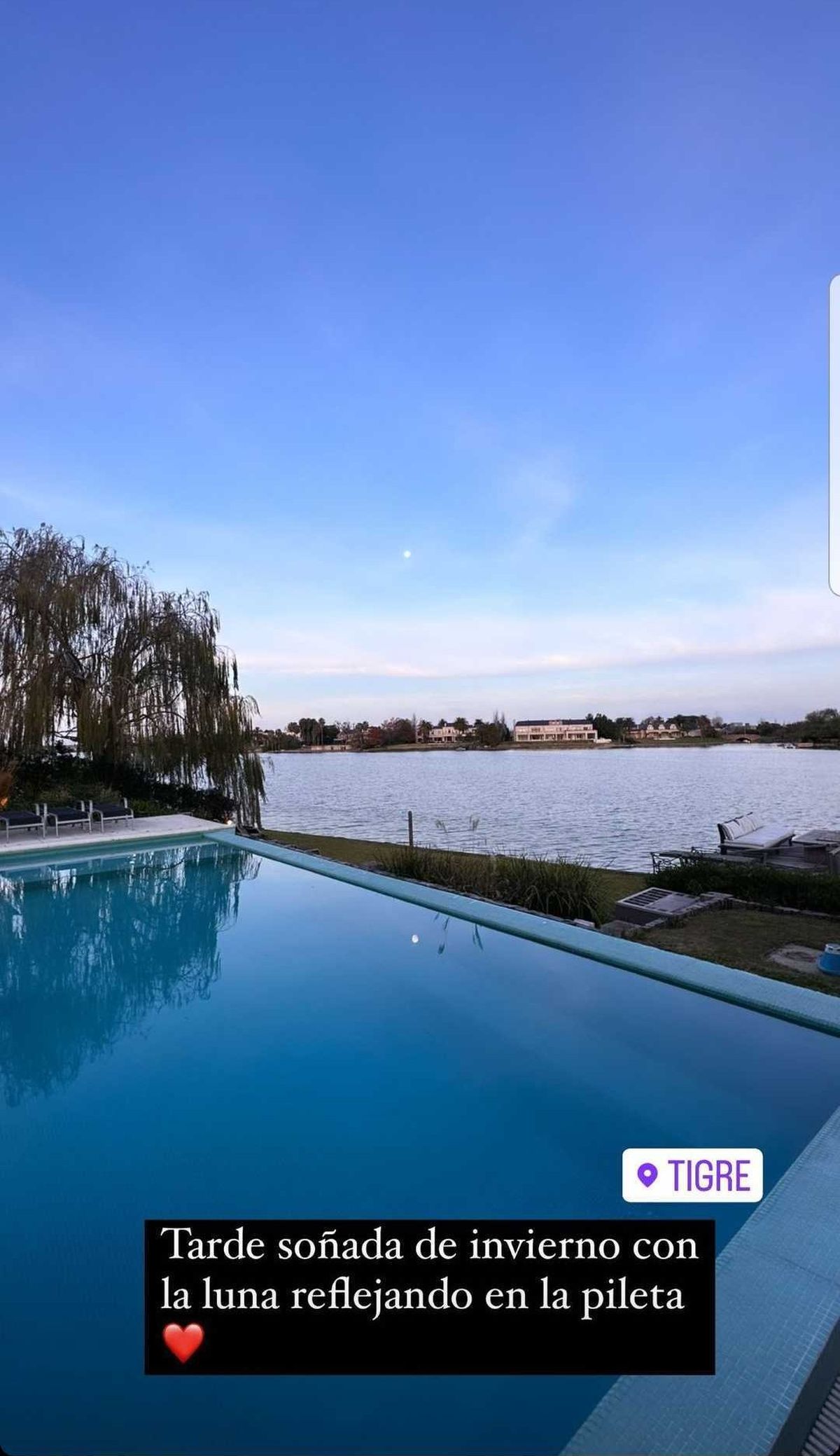 El exterior de la mansión cuenta con una gran pisicna. El exterior de la mansión cuenta con una gran pisicna. 