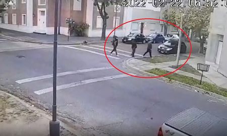 Registro. El momento en que tres de los integrantes de la banda sorprendió y privó de su libertad a la víctima. Registro. El momento en que tres de los integrantes de la banda sorprendió y privó de su libertad a la víctima.