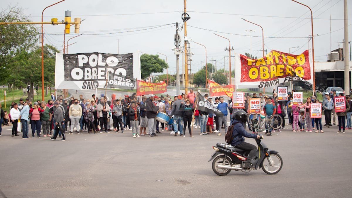 Organizaciones sociales cortan el tránsito en el ingreso a la ciudad de Santa Fe por la Autopista Rosario - Santa Fe.&nbsp;