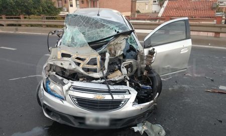 Tras el impacto, el vehículo quedó atravesado en la bajada del viaducto hacia avenida Alem. Tras el impacto, el vehículo quedó atravesado en la bajada del viaducto hacia avenida Alem.