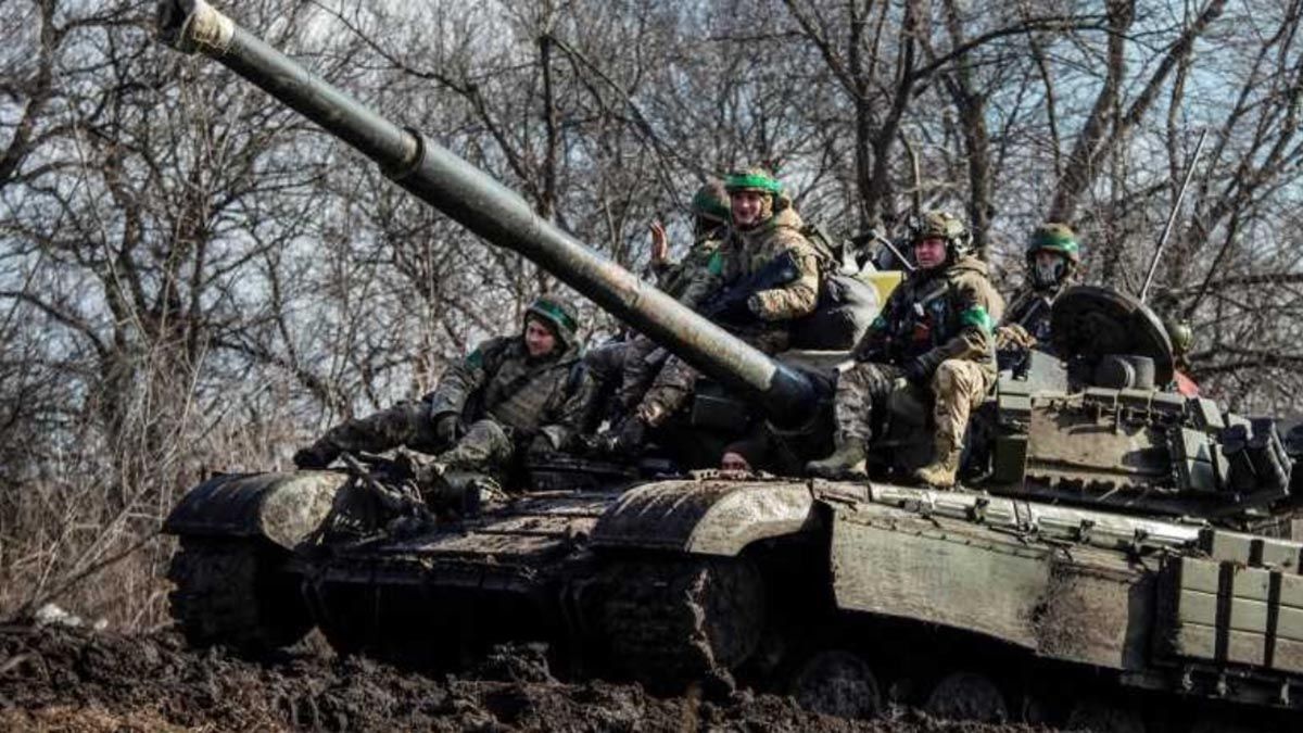 Miembros del servicio ucraniano viajan sobre un tanque en las afueras de la ciudad de primera línea de Bajmut