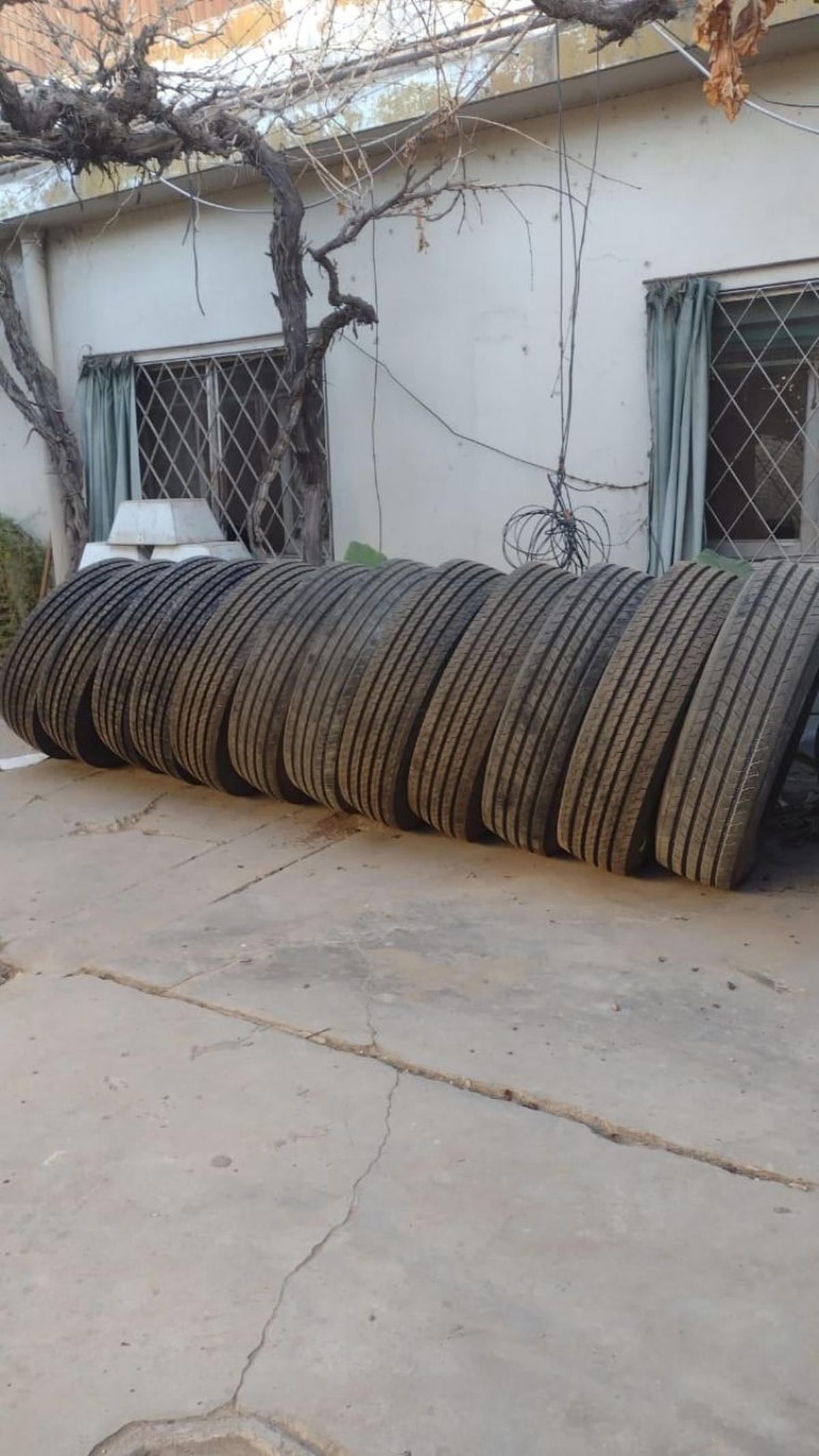 Cubiertas de camión incautadas en el allanamiento.