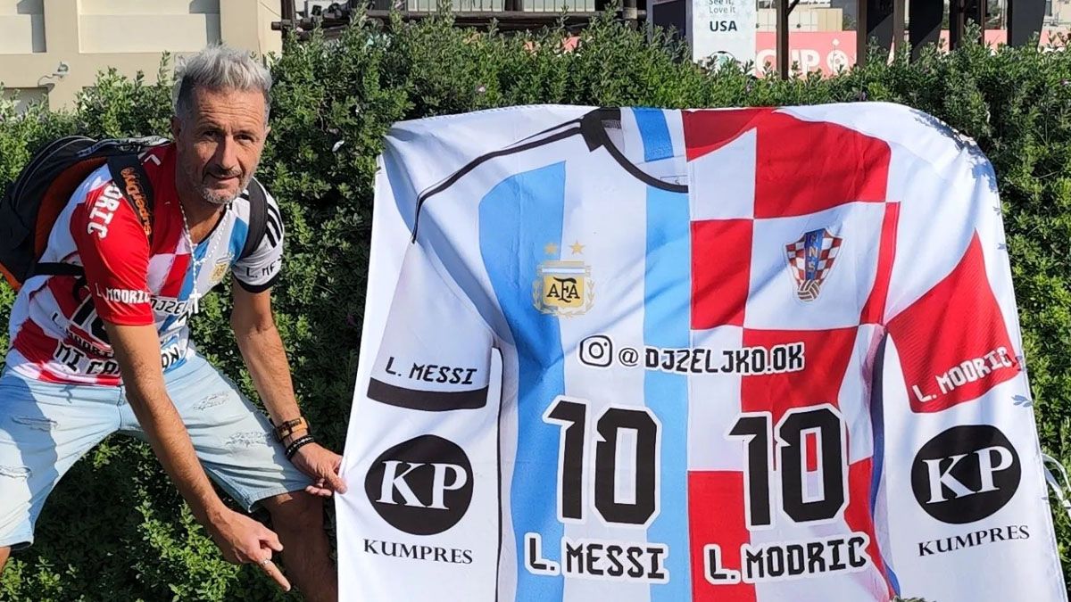 Zeljko Buljubasic llegó a Qatar y llamó inmediatamente la atención con su doble casaca. ¿Por qué país va a alentar en las semifinales?