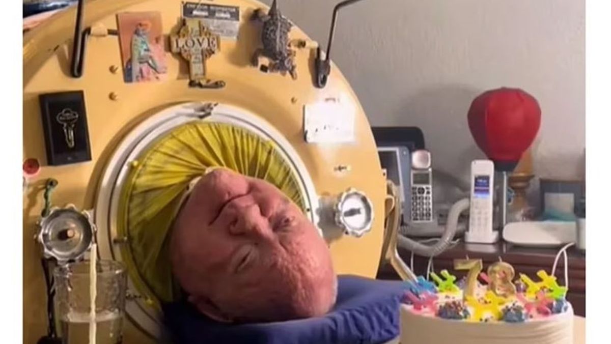 Alexander fue reconocido por el Record Guinnes Mundial por ser&nbsp;la persona que pasó tiempo dentro de un pulmón de metal.