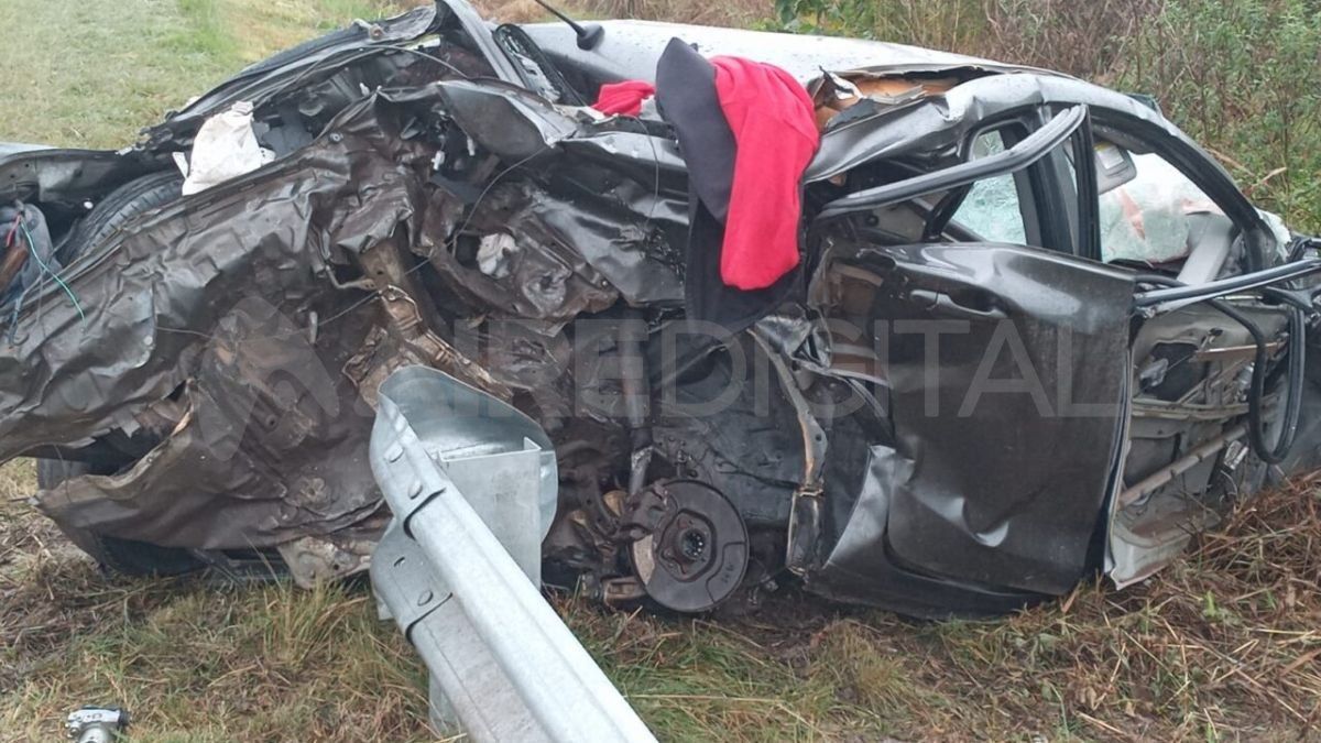 Así quedó el vehículo en el que viajaba la persona fallecida en la ruta 11 Así quedó el vehículo en el que viajaba la persona fallecida en la ruta 11