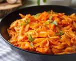 Cocinar los fideos moñito secos directamente dentro de la salsa de tomate aprovecha el almidón natural de la pasta para espesar el caldo sin necesidad de añadir harinas artificiales. Cocinar los fideos moñito secos directamente dentro de la salsa de tomate aprovecha el almidón natural de la pasta para espesar el caldo sin necesidad de añadir harinas artificiales.
