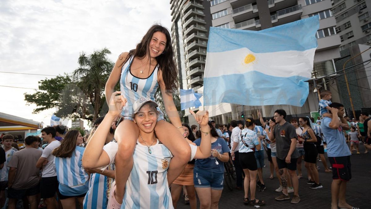Cientos de personas se reúnen partido tras partido a celebraslas victorias de la “Scaloneta” en la esquina de Bulevar y Rivadavia.&nbsp;