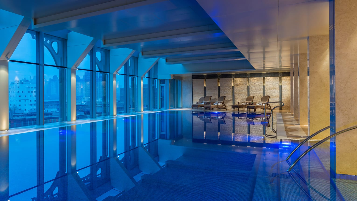 El hotel cuenta con una piscina interior de 20 metros.