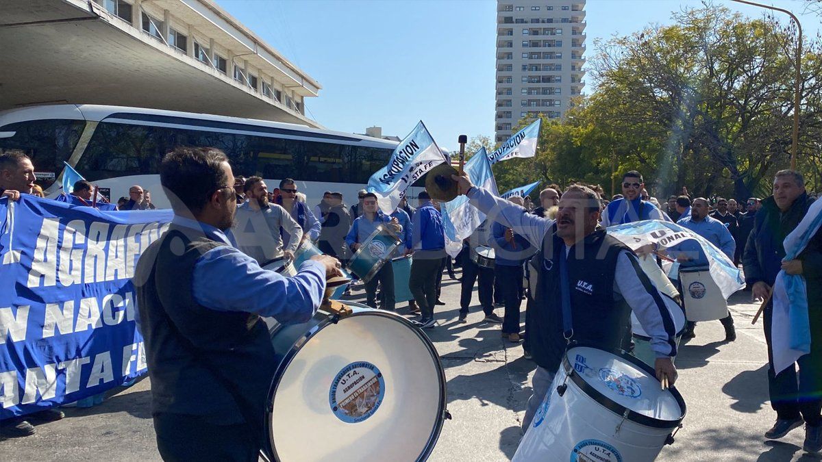 Los choferes que rechazan la intervención de UTA Santa Fe se manifestaron en la Terminal de Ómnibus. 