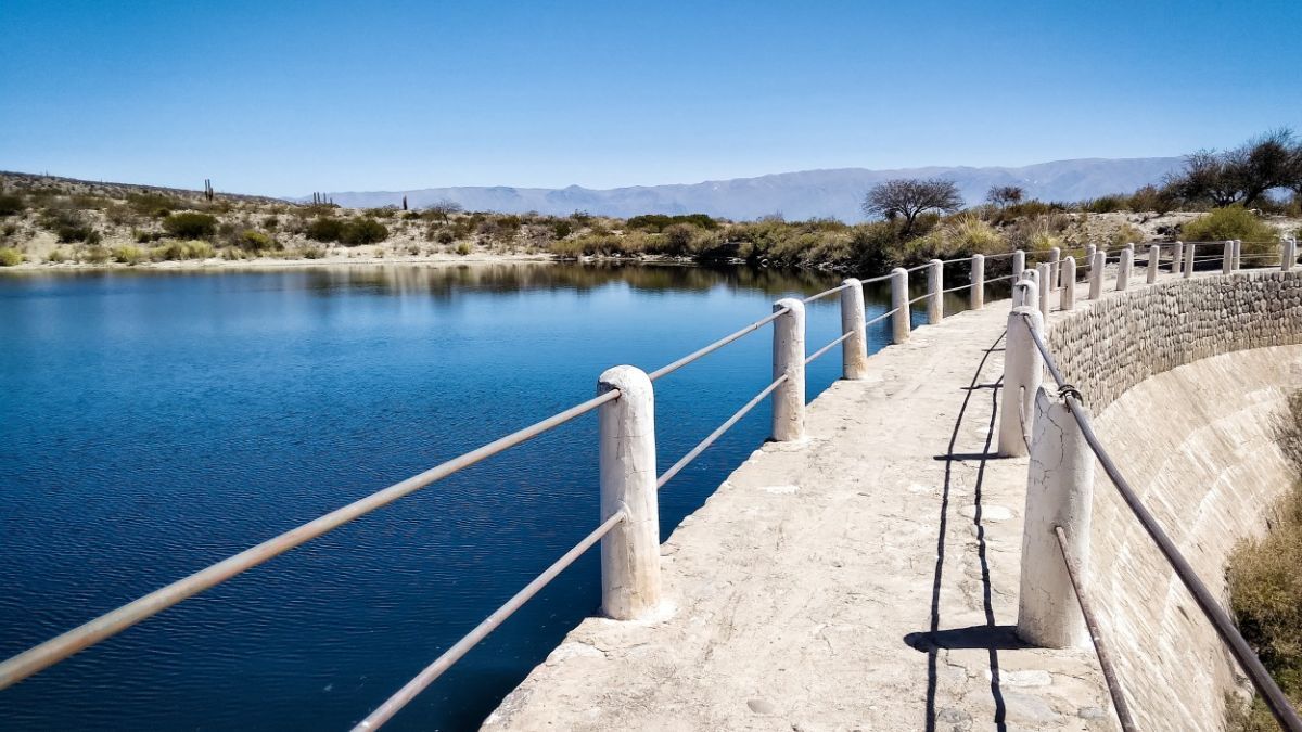 Escapada a Dique Los Zazos, un espejo de agua azul que refleja las montañas. Escapada a Dique Los Zazos, un espejo de agua azul que refleja las montañas.
